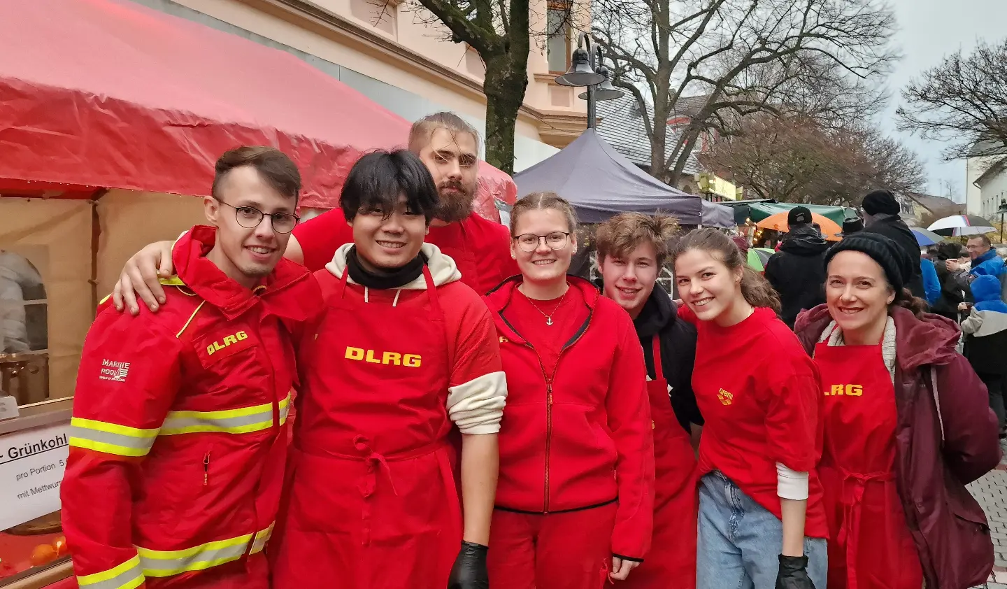 Ein Teil des Teams vom Weihnachtsmarkt. Natürlich gab es noch weitere fleißige Helfer die den Stand sowohl auf- als auch abgebaut, den Grünkohl gekocht und die Veranstaltung organisiert haben. Wir bedanken uns bei allen Helfern ganz herzlich! 